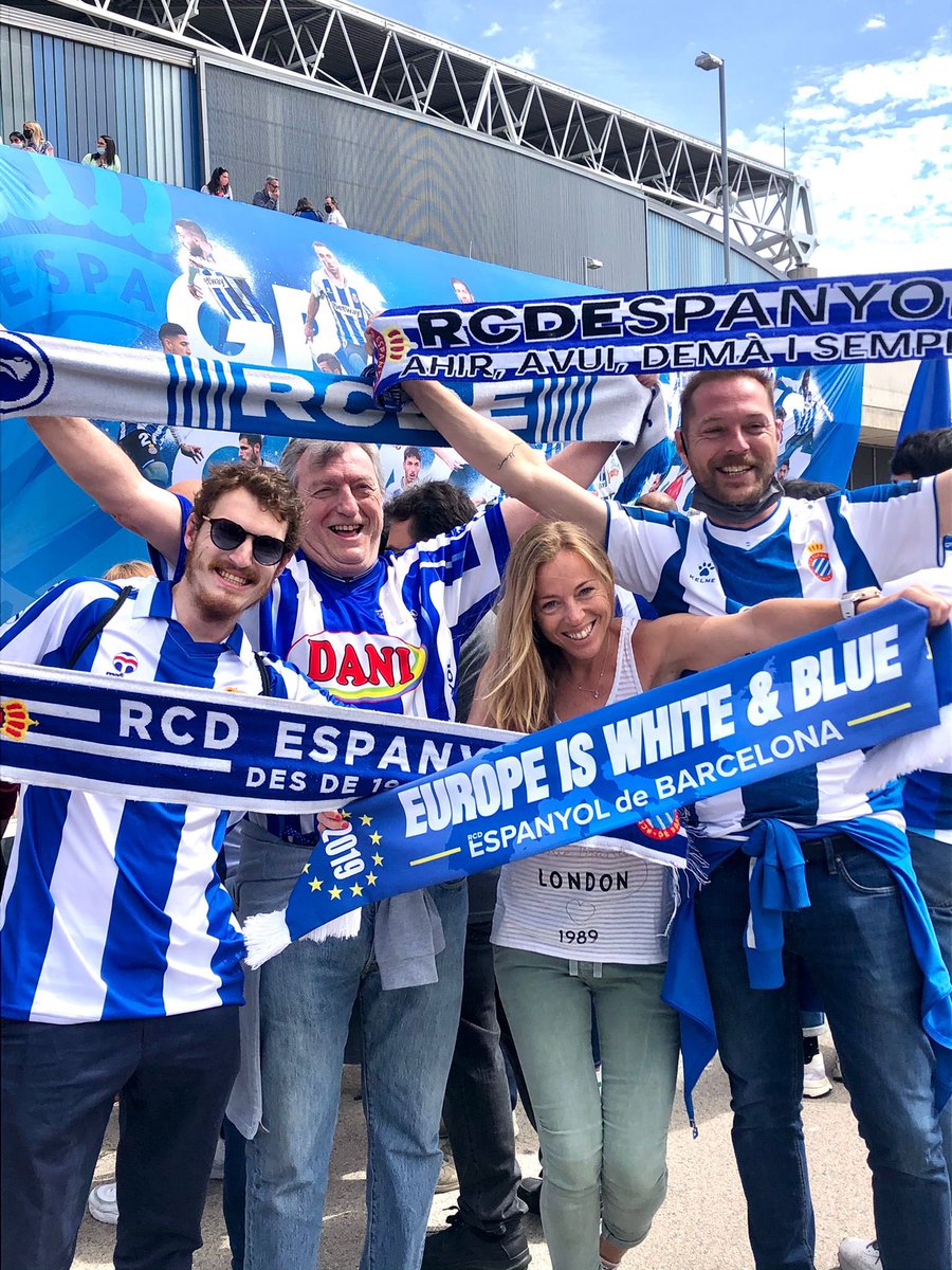 marccd_7's tweet photo. De pares a fills. Día grande en familia. 🙌🏼😭 #rcde #objectiu21 #ascensoaprimera #somdeprimera #VuelveElMágico #hemtornat @RCDEspanyol https://t.co/15EiAHUxv9