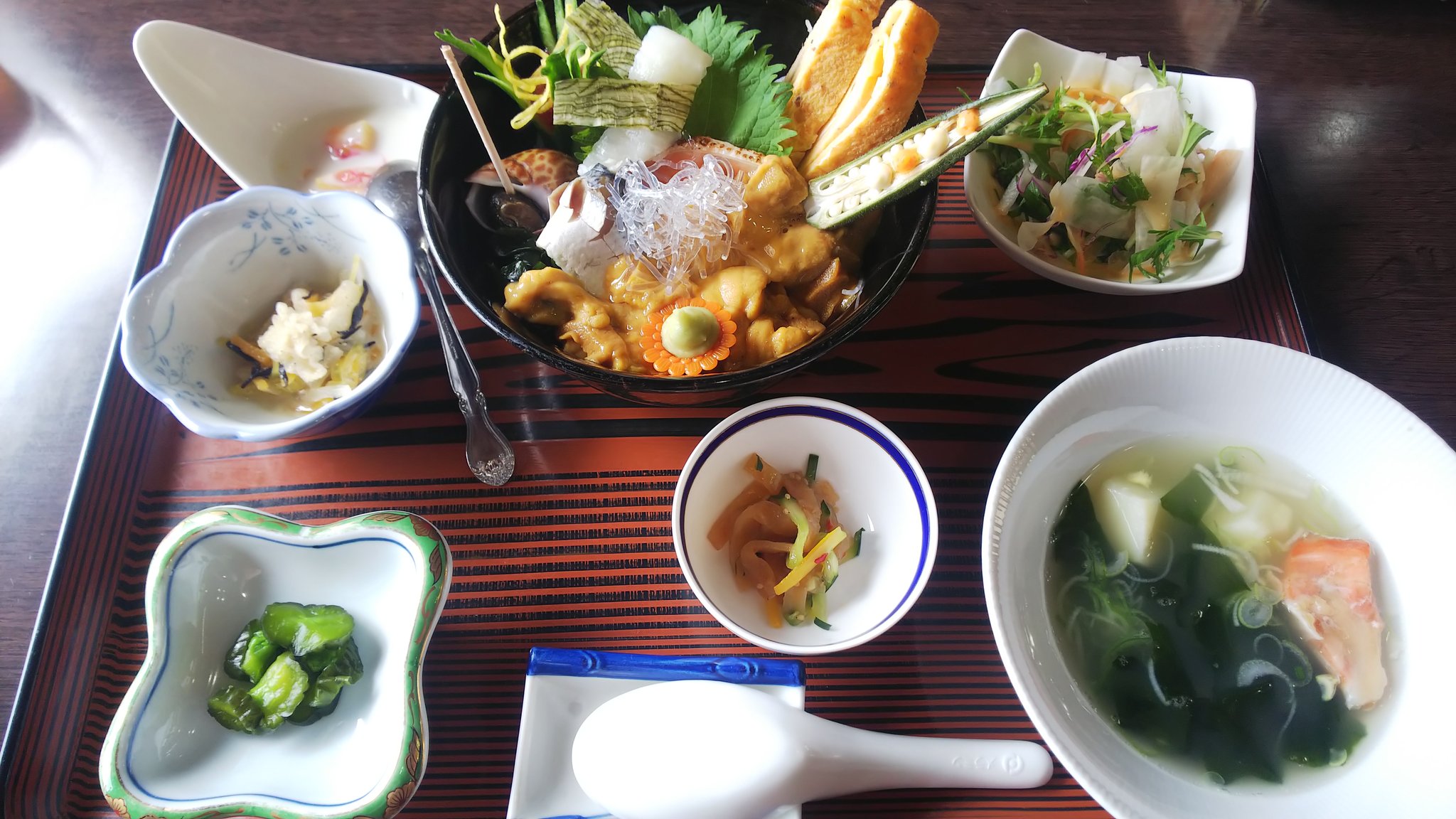 津軽あむ 五所川原市 食事処サマーハウス てっきり小泊かと思ってたら五所川原だったんですね 海鮮を食べられる海沿いのお店 海が見えるテーブルもあります 活やりいか定食に生うに丼 牡蠣にサザエと頼みましたが イカとサザエは席の後ろの生け簀