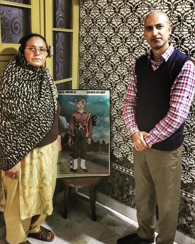 Along with Smt Ratnoo Devi aunty, who lost her son SEPOY PRITAM LAL 10 DOGRA - 40 RR in 2002. Sepoy Pritam Lal has immortalized himself fighting terrorists at Poonch in J&K. #motherhood #MothersDay  #MothersDay2021  #KnowYourHeroes  #VeerYatra