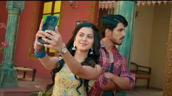 Nobody dares to tell me that Shiva hates Raavi. Not possible. The way he handled her with those knives, so gently but yet warned her shows so much about him. Wasn& #39;t this scene funny? Bechari ko selfie nahi mili apne hone wale pati ke saath   #2MonthsOfShiVi
