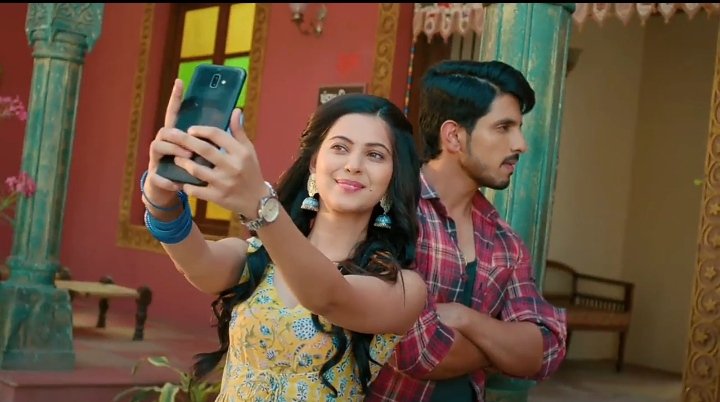 Nobody dares to tell me that Shiva hates Raavi. Not possible. The way he handled her with those knives, so gently but yet warned her shows so much about him. Wasn't this scene funny? Bechari ko selfie nahi mili apne hone wale pati ke saath  #2MonthsOfShiVi