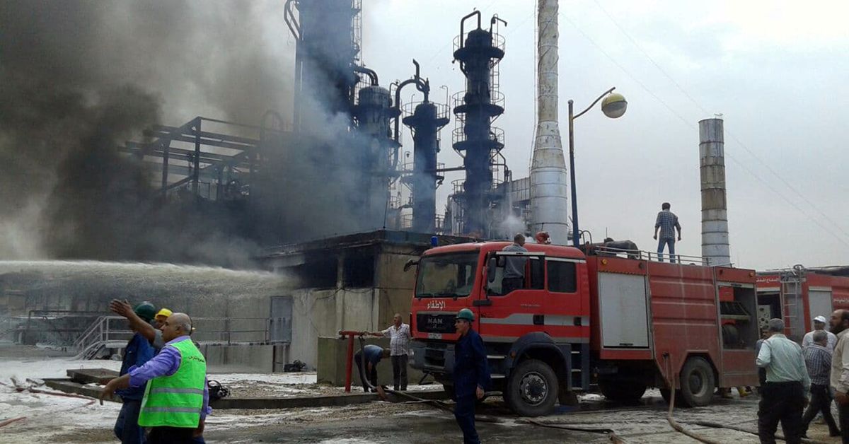 Рабочие угрожают. Пожары на месторождениях нефти в Кувейте. Пожары на месторождениях нефти в Кувейте — в январе 1991 года. Пожары в Кувейте 1991. Нефтеперерабатывающий завод в Сирии.