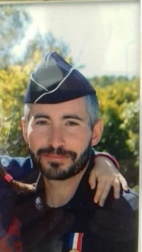 OuchikhKarim's tweet photo. Je m’associe à l’hommage qui est rendu aujourd’hui à Éric, ce policier tué il y a cinq jours alors qu’il contrôlait un trafic de drogue à #Avignon.

Il n’y aurait pas plus bel hommage posthume que de rétablir enfin l’ordre public aux Ulis, à Fréjus, comme partout en France. https://t.co/0sMaXKdPS8