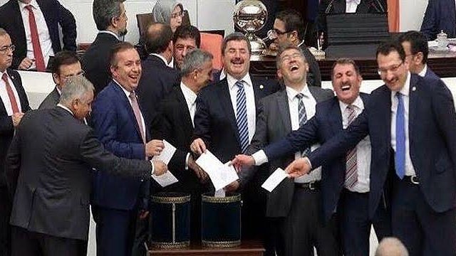 Solcu Gazete on Twitter: "45 çocuğa tecavüz edilen Ensar Vakfı'nı, "bir kereden bir şey olmaz" diyerek aklama sırasına giren AKP'li vekiller... #BirAkpRezaletiYaz https://t.co/EZ22N1ypyK" / Twitter