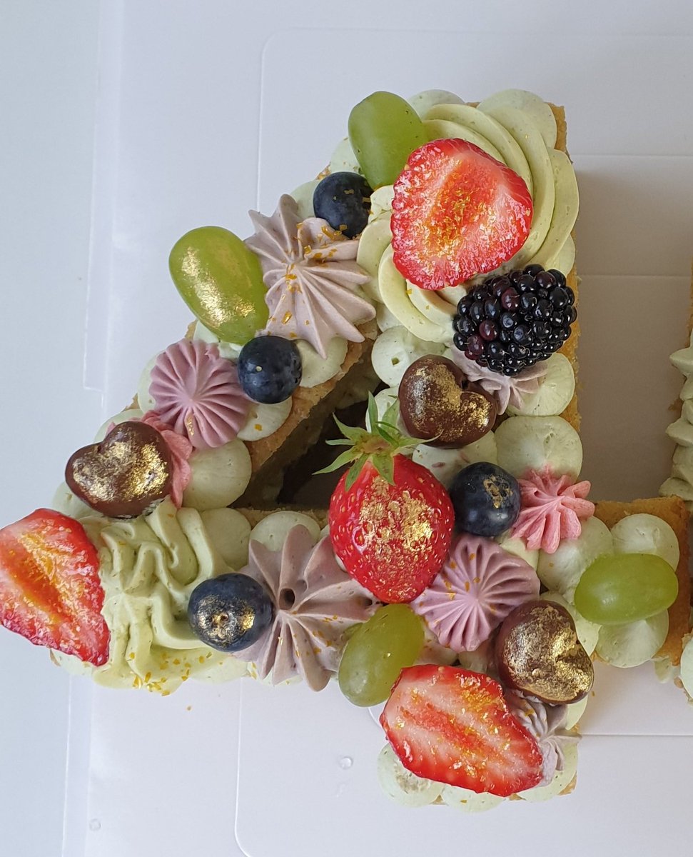 Ohng_co's tweet photo. LISTEN!!!
45 never looked better!
We made this ultra yummy Saffron and Vanilla madeleine cake for one of our favs 🎂🥂🥳🥳
.
#OhNG #MadeleineCake #LayerCake #LayerCakeParis #NumberCake #NumberCakeParis
.
In #Paris? Order on https://t.co/0D3McM0kqo https://t.co/1E9nqCEwyt