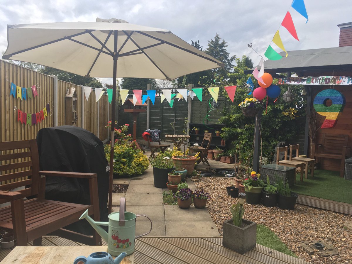 KitkatHolloway's tweet photo. All set for party number 2!! #betterweather ⁦@neilrholloway⁩ #bunting https://t.co/vuofSqFMuV