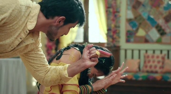 He yet again saved her! Ab kyu bachai, woh kudh hi jaane... A profound haldi, I must say!  #2MonthsOfShiVi