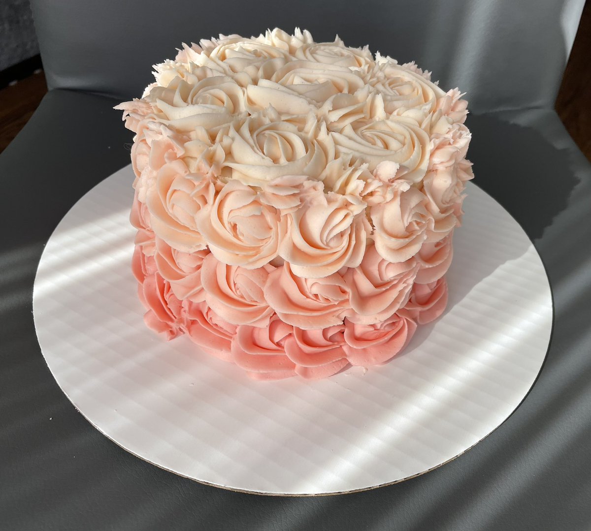 HedgehogPlus's tweet photo. 🚨 Cake boss unveils first #Model6 cake (3 layer, 6”) - for a #MothersDay delivery 

The mass market #Model6 will drive higher volume - and margins - vs #Model8, with same performance specs

- 1700 skips per piece https://t.co/8EQa29uUai