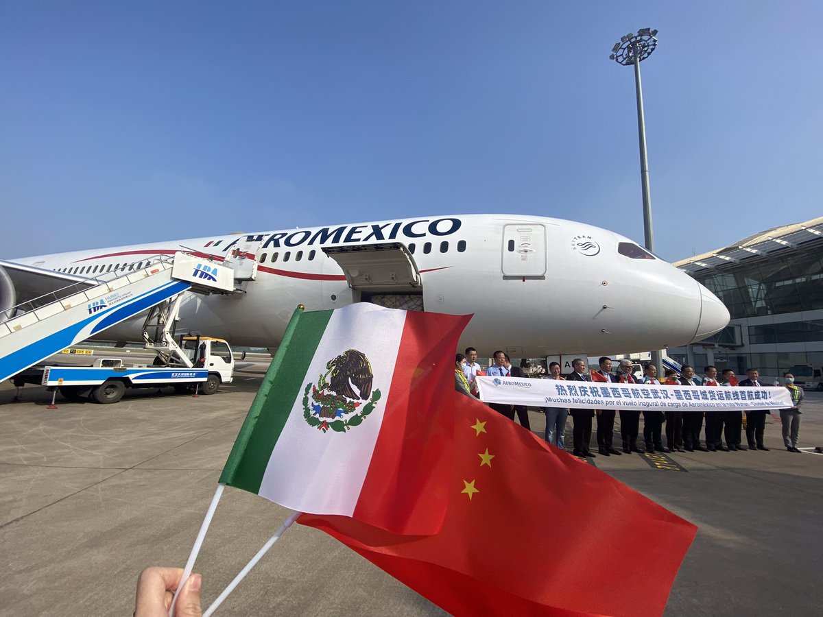 EmbaMexChn's tweet photo. El comercio bilateral entre China y América Latina y el Caribe se fortalece con la nueva ruta regular de carga de @Aeromexico entre Wuhan y CDMX. Impulsará mayor comercio agropecuario, de componentes tecnológicos  y operaciones de comercio electrónico. @SRE_mx @SE_mx @EmbChinaMex https://t.co/rvWlzmmFz6