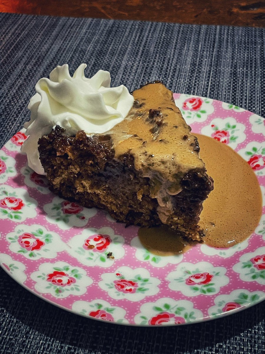 _ektaparekh's tweet image. Question - How saucy should a sticky toffee cake be ? 
Answer - A hot mess. 

#kitchenexperiments #weekendbaking #cake