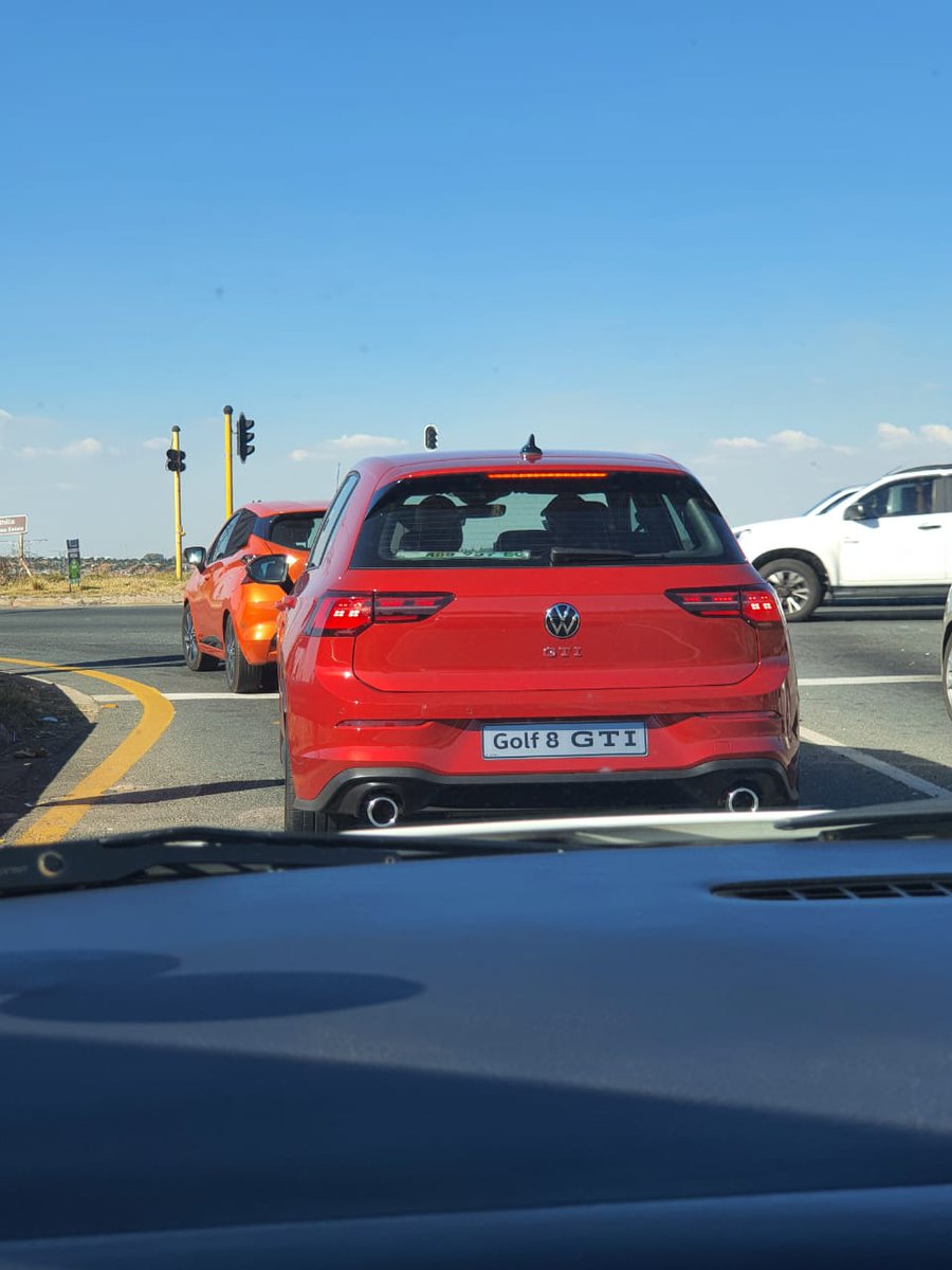 OverdriveInSA's tweet photo. This honestly just made my day. 😭😍
New Golf 8 GTi in Kings Red Metallic spotted on the N14 near Pretoria West.
#Overdrive https://t.co/3lw7ZloYhl