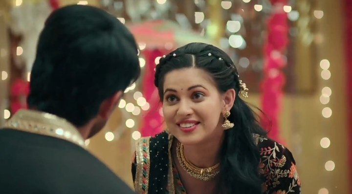 In a parallel universe, this is Raavi and her hone wala pati putting mehendi on her hands! Mehendi bhi done hi samjho! Their wedding was meant to happen <3 #2MonthsOfShiVi