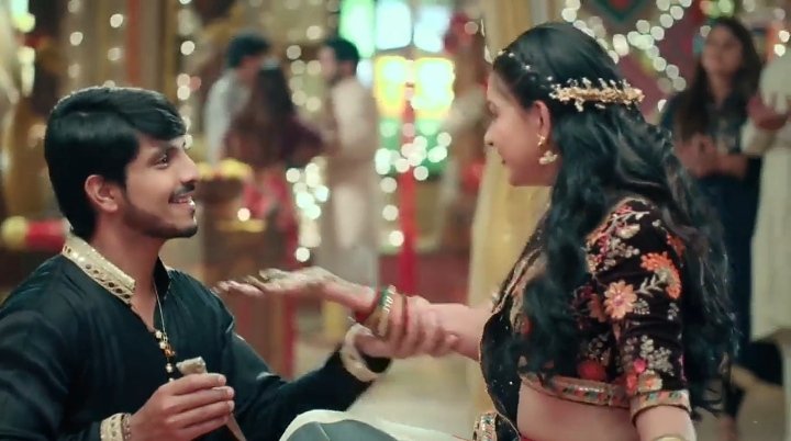 In a parallel universe, this is Raavi and her hone wala pati putting mehendi on her hands! Mehendi bhi done hi samjho! Their wedding was meant to happen <3 #2MonthsOfShiVi
