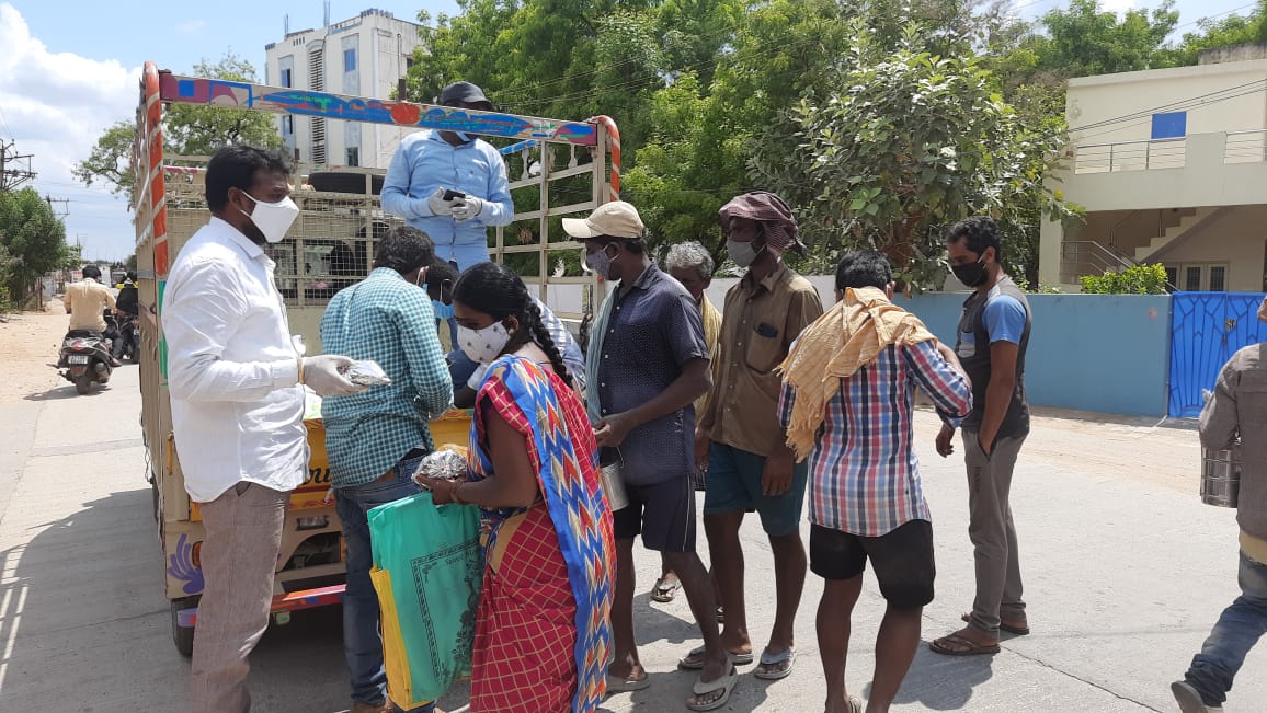 ChowdhuryChundu's tweet image. ఈరోజు మా ఎన్టీఆర్ సేవ సమితి ఆధ్వర్యంలో 500 మందికి అన్నదాన కార్యక్రమం చేయడం జరిగింది రాజంపేటలో