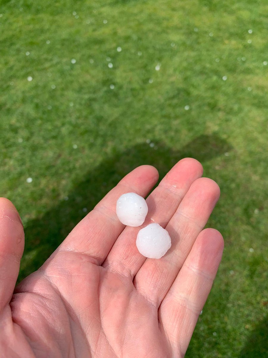 MeteoWard's tweet photo. Nog een foto van deze voormiddag vanuit #Eernegem (#Ichtegem). #Hagel van ca. 1 - 1,5 cm groot. Kan vanavond lokaal weer het geval zijn. #onweer #orage #grêle #hail 
© Thomas Sabbe
@FocusWTV 
https://t.co/ox16DrAsKh https://t.co/a1nF4FcYWk