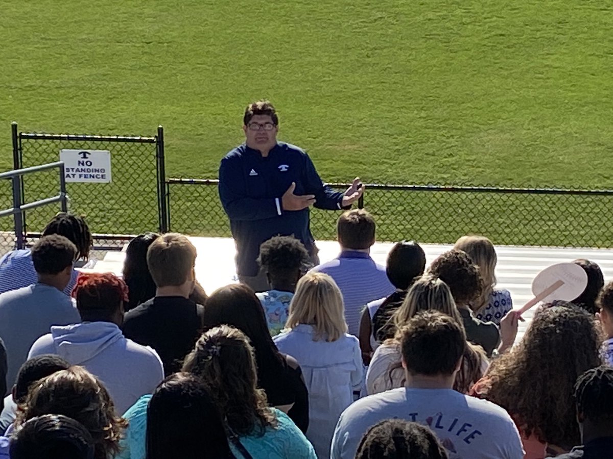 Thank you, Coach Noel Dean, team chaplain Jerry Riggs, and FCA Director Stanton Moore, for taking time to honor the Blue Devil Football Mamas at Brodie Field this morning.  We’re so thankful for your presence and influence in our sons’ lives! Happy Mother’s Day to all mamas! https://t.co/YolXUt86lx