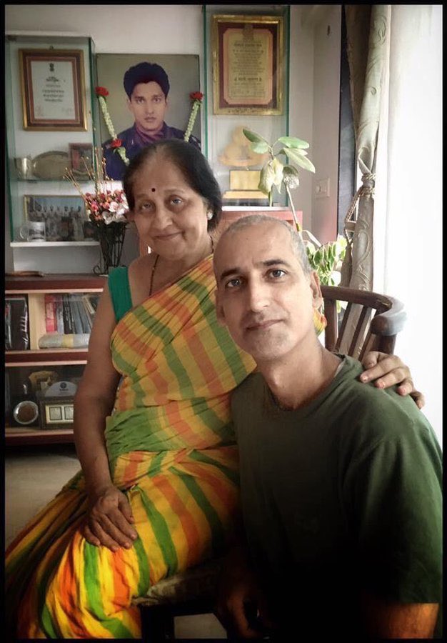 With Anuradha Gore Aunty, mother ofCAPTAIN VINAYAK VISHNU GORE 31 MEDIUM Captain Vinayak has immortalized himself fighting pakis at LOC in Kupwara in 1995. #happymothersday2021 #MothersDay  #motherhood  #KnowYourHeroes  #VeerYatra