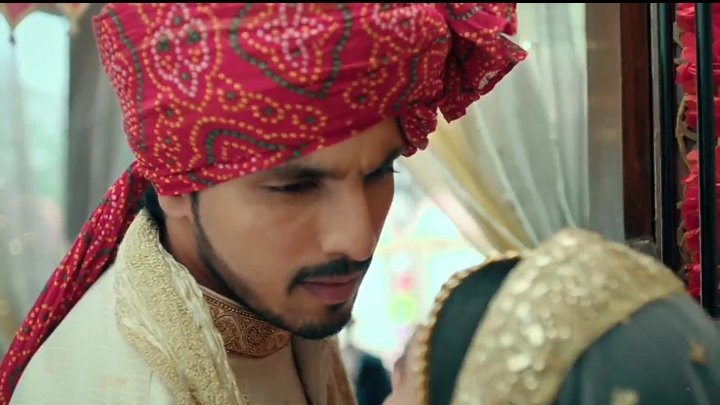 Hayee hayeee! Dulha aur dulhan! Indeed made for each other! Even her necklace knew that, haha! How beautiful they looked <3 #2MonthsOfShiVi  @kanwardhillon_