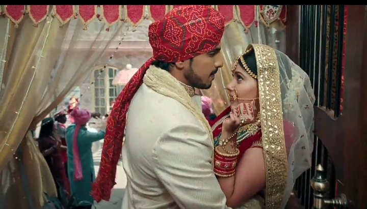 Hayee hayeee! Dulha aur dulhan! Indeed made for each other! Even her necklace knew that, haha! How beautiful they looked <3 #2MonthsOfShiVi  @kanwardhillon_