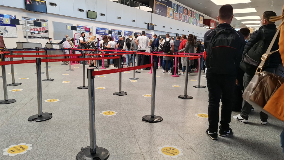 severm's tweet photo. How not to stop covid... @AeroportCluj @wizzair
People waiting in line for bagage drop off crowded in 1/10 of the space... Ce credeți domnilor @drbluelight @florincitu? https://t.co/hoYvNxoLtr