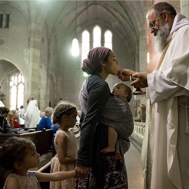 "Deus não poderia estar em todos os lugares e, portanto, Ele fez as mães." / God could not be everywhere and, therefore, He made mothers. "

 (Rudyard Kipling)