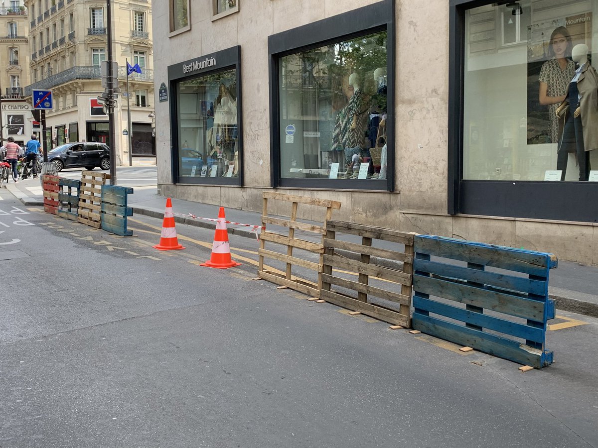 laflo75's tweet photo. Rue de l’#ecoledemedecine magnifique composition palettes plots #saccageparis https://t.co/z3o81iUUYL