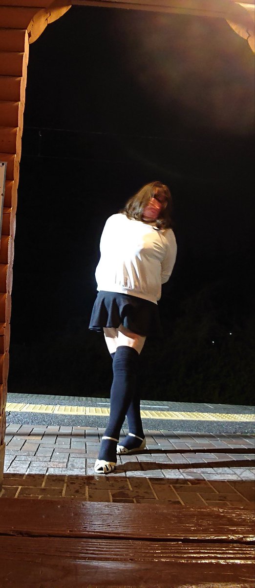 yuzukajosou's tweet photo. とある無人駅にて
#巨乳
#ミニスカート
#Gカップ
#無人駅 https://t.co/UES1TTvwvy