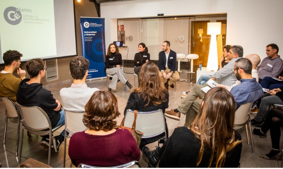 VicenteGilPalop's tweet photo. La Cátedra de Cultura Empresarial, Facultad de Derecho de la Univ. Valencia @DretUV y @LegalHackersVLC han organizado las "Jornadas Legal Hackers: 7 y 14 de mayo" para la adquisición de experiencia en el manejo de las principales herramientas de #LegalTec https://t.co/MP7kq28B2x https://t.co/s7NQ2YQUgD