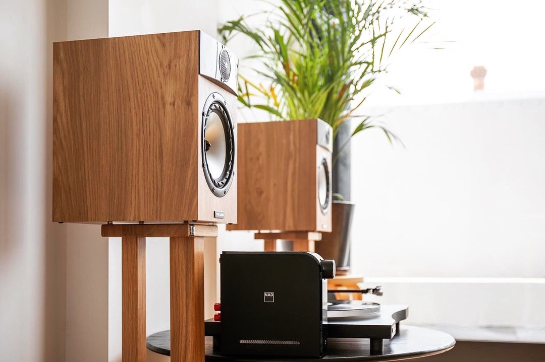 HiFiRacksLtd's tweet photo. Looking for "sound that'll reach every corner of the neighbour's place"? That's how #AudioInfluence described this wonderful set-up, featuring @fyneaudio F300s on solid oak Duet Speaker Stands, New Horizon GD1 turntable and @nadelectronics D 3020 Hybrid amp & DAC! https://t.co/QNXXj0XuwT