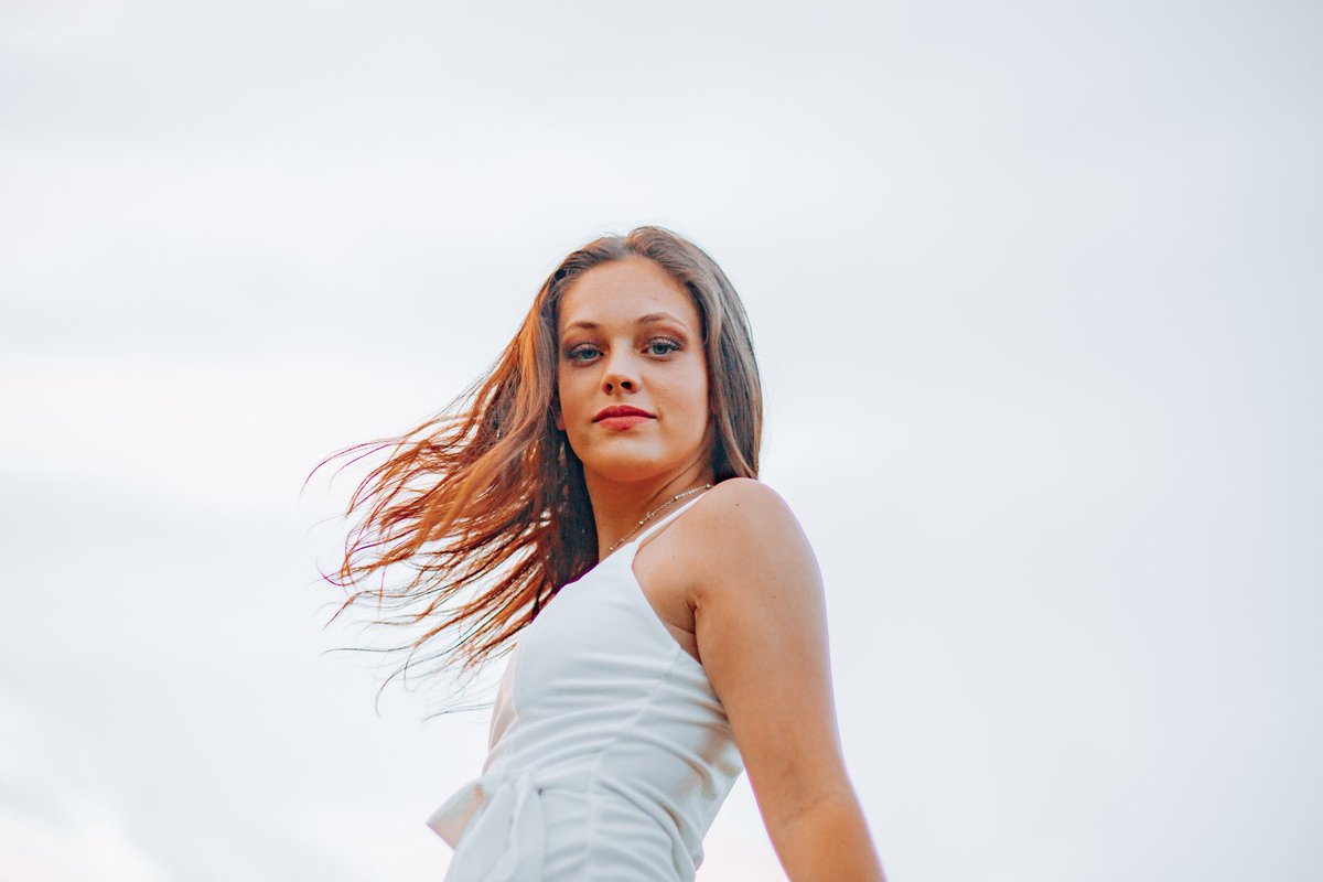 emmakingo2's tweet photo. senior photos but Twitter edition https://t.co/fLMovpgFXP