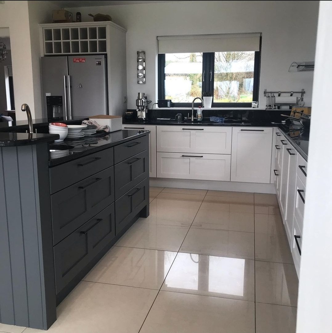 FUSION_HOME's tweet photo. A wonderful revamped kitchen by @DaithiHayes all hand painted in Tikkurila Helmi10.
The main kitchen units were painted in a colour called 1915 & the island 1934.
The island colour is a lovely contrast in this kitchen.
#PopInLetsBegin #AlbanyFusionHome #AlbanyHomeDecor https://t.co/u3ARu2KkDy
