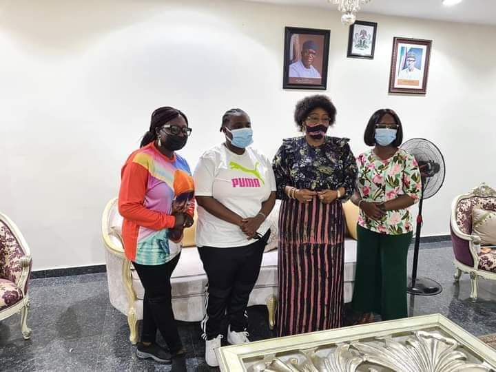 tosinsammy_s's tweet photo. An Ekiti born Popular Musician, Teniola Apata @TeniEntertainer paid a courtesy visit to first lady of Ekiti State, Erelu @bisiafayemi on her visit to her State.
No Place like home!
#Teniola https://t.co/BNlIgseArz
