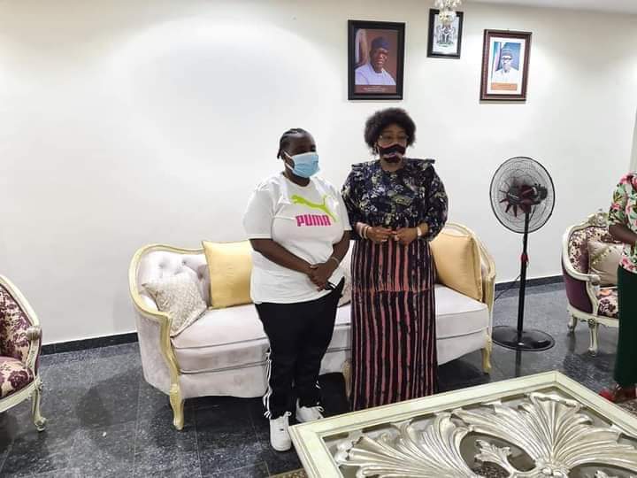tosinsammy_s's tweet photo. An Ekiti born Popular Musician, Teniola Apata @TeniEntertainer paid a courtesy visit to first lady of Ekiti State, Erelu @bisiafayemi on her visit to her State.
No Place like home!
#Teniola https://t.co/BNlIgseArz