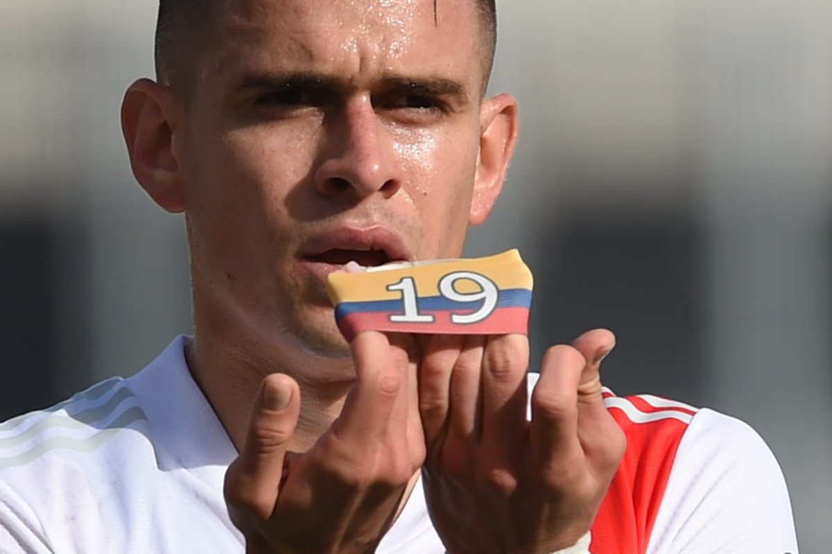 RiverPlate's tweet photo. Un grito que se escucha bien fuerte. #FuerzaColombia 🇨🇴 https://t.co/IpBao5sk4v