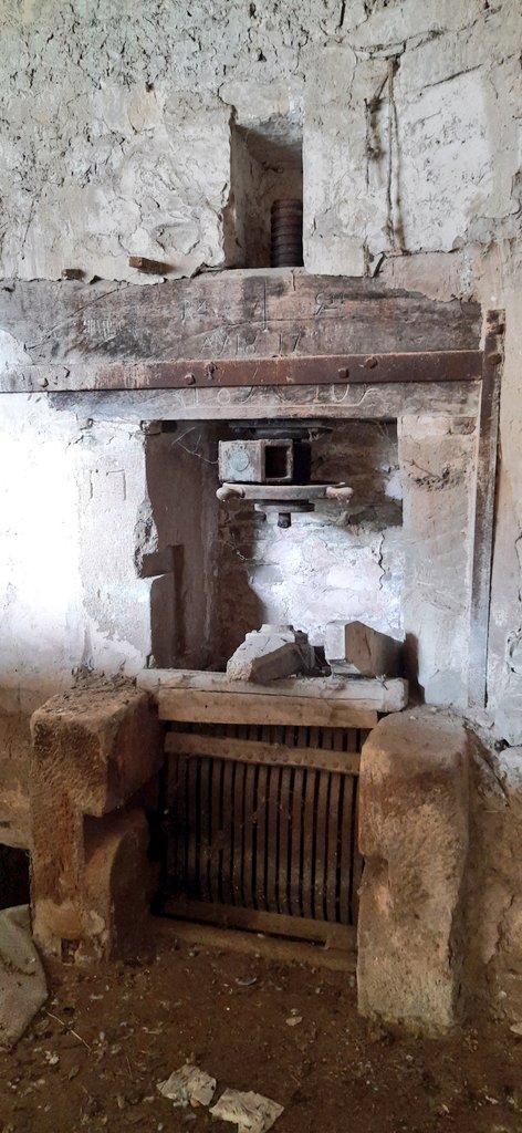 CSikarra's tweet photo. La premsa de vi del castell de #Vicfred conserva el banc de fusta amb data de 1817, cargol i femella de ferro que giraven per estrènyer el tòrcul de fusta (trencat) i la gàbia, que recollia el raïm que havia de ser premsat.
#segarrejant https://t.co/L7OIoTWJNZ