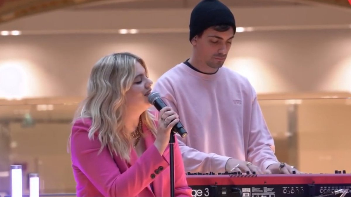 joel_conan's tweet photo. Très zen ton mini-concert @louane pour l'association @CEKEDUBONHEUR avec un brin de nostalgie en interprétant #jour1 #sitetaisla et #nossecrets et une voix encore plus étoffée 😘 https://t.co/Wc3Plbks8H