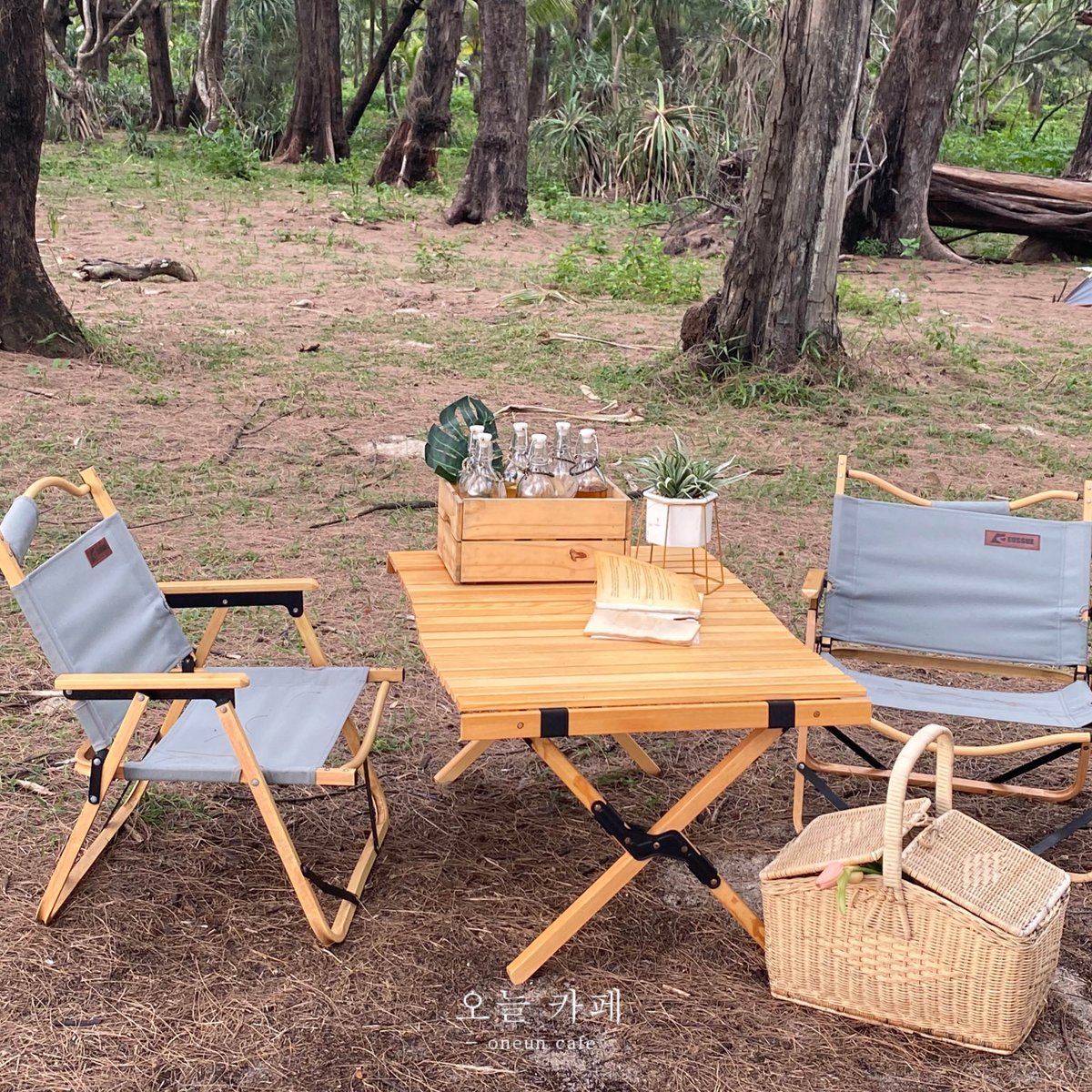 oneuncafe's tweet image. White Bus Bar
⌂ Layan Beach l Phuket
⊖ Tue-Sun 10.30am-18.30pm (Mon Closed)
คาเฟ่ป็อปอัปติดหาดลายันฟิวแคมป์ปิ้งริมทะเล มีซิกเนเจอร์เป็นชาพีชมะม่วงหาวมะนาวโห่ มีตั้งแต่กาแฟยันค็อกเทล มีขนมครัวซองเล็กๆ ตอนเย็นมีคนพาฝูงน้องหมามาเดินเล่นริมทะเลด้วย! #oneuncafe #รีวิวคาเฟ่ @aroii