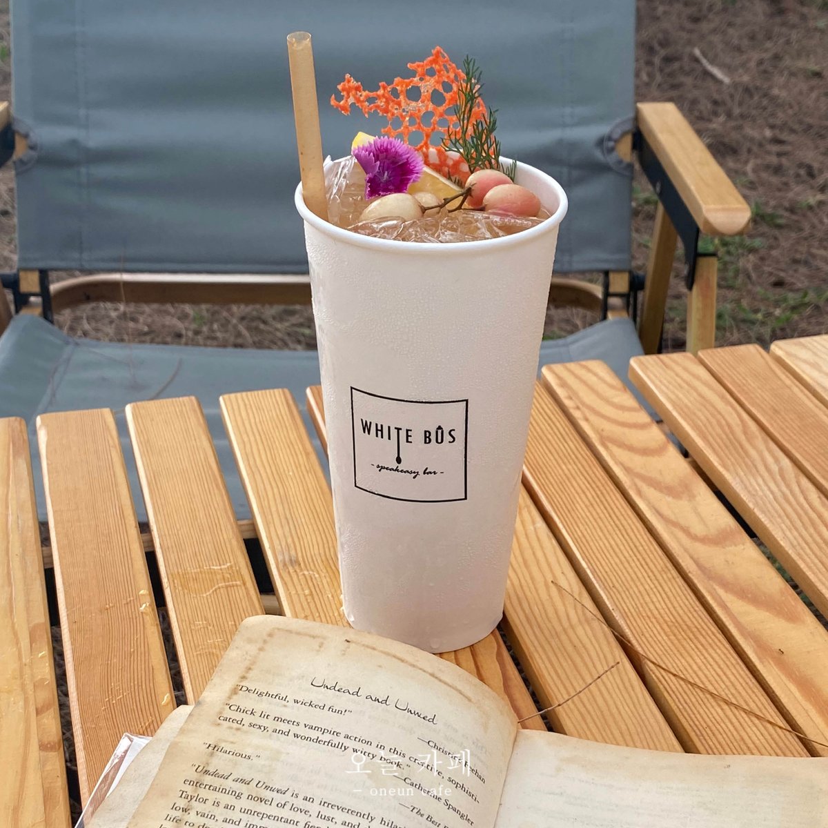 oneuncafe's tweet image. White Bus Bar
⌂ Layan Beach l Phuket
⊖ Tue-Sun 10.30am-18.30pm (Mon Closed)
คาเฟ่ป็อปอัปติดหาดลายันฟิวแคมป์ปิ้งริมทะเล มีซิกเนเจอร์เป็นชาพีชมะม่วงหาวมะนาวโห่ มีตั้งแต่กาแฟยันค็อกเทล มีขนมครัวซองเล็กๆ ตอนเย็นมีคนพาฝูงน้องหมามาเดินเล่นริมทะเลด้วย! #oneuncafe #รีวิวคาเฟ่ @aroii