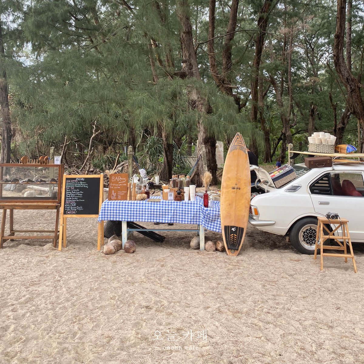 oneuncafe's tweet image. White Bus Bar
⌂ Layan Beach l Phuket
⊖ Tue-Sun 10.30am-18.30pm (Mon Closed)
คาเฟ่ป็อปอัปติดหาดลายันฟิวแคมป์ปิ้งริมทะเล มีซิกเนเจอร์เป็นชาพีชมะม่วงหาวมะนาวโห่ มีตั้งแต่กาแฟยันค็อกเทล มีขนมครัวซองเล็กๆ ตอนเย็นมีคนพาฝูงน้องหมามาเดินเล่นริมทะเลด้วย! #oneuncafe #รีวิวคาเฟ่ @aroii