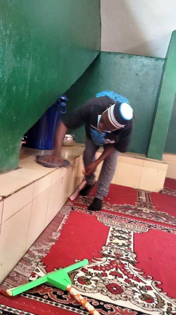 DiabyIbrahim22's tweet photo. @CoJeLeG Guinée assaini la mosquée de Sangoyah. Plus d'infos : https://t.co/8tY2RH1o6H
Ensemble Nettoyons dans la Paix 🇬🇳

@ablogui
@SFCG_
@cjflguinee
@DIABY_Mamy
@OserInnover
@PBF 
@GouvGN
 @InfoComGN
@BabinSouare https://t.co/8qvvC5YQ7p