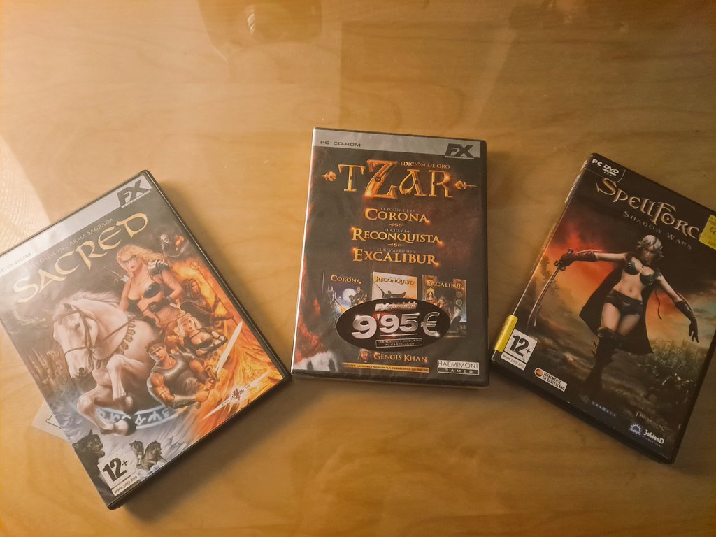 xbox_cas's tweet photo. Lo que he encontrado esta tarde buscbsdo otra cosa, en la casa del pueblo de mis padres, ni me acordaba de ellos. 
TZAR aún con el precinto, recuerdo que este fue mi segunda copia. Lo gané en un concurso de #FXInteractive 
#JoyasDelPasado https://t.co/b14dyusZpf