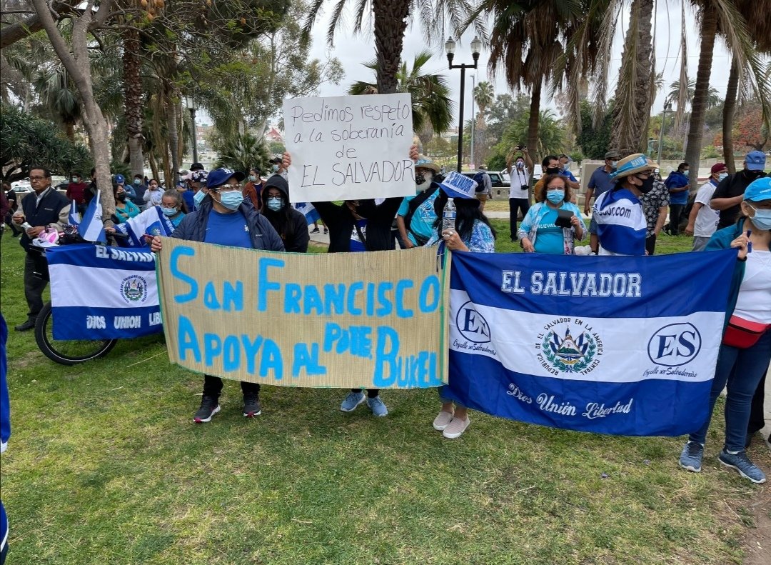 GGallegos24's tweet photo. De igual manera quiero felicitar y apoyar a nuestros compatriotas en #EEUU que se han concentrado este día en MacArthur Park, en Los Ángeles, California, para manifestar su apoyo a nuestro presidente, @nayibbukele https://t.co/bLyVgm85Qu