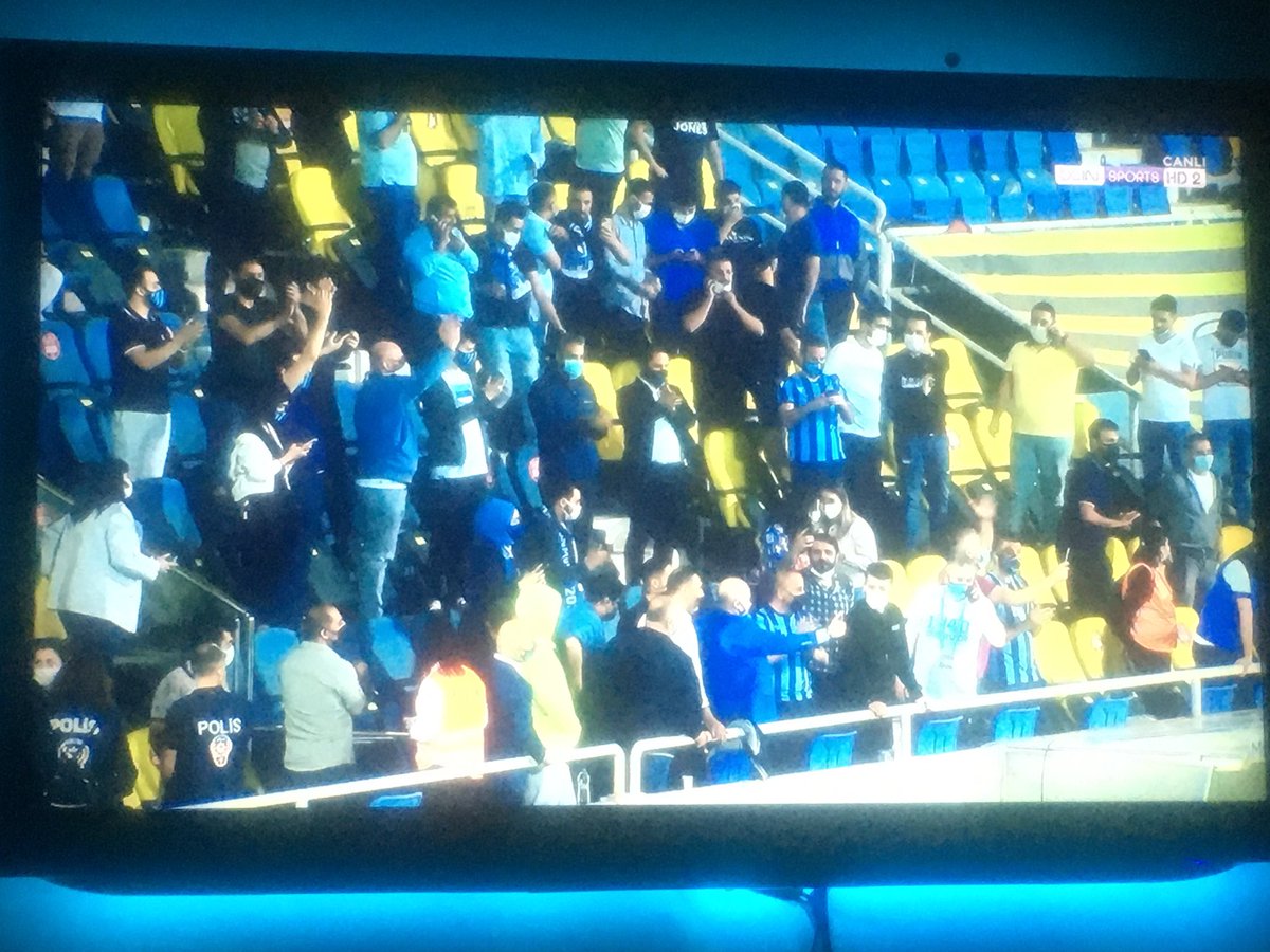 Bu bir imtiyaz mı?Yoksa Devletin kararlarını hiçe saymak mı? İmtiyazsa sorumlusu kim? 2 haftaya süper lig şampiyonu belli olacak;İstanbulda kimi nasıl engelleyeceksiniz?Bu portreye göz yumuyorsunuzda yayıncı kuruluşun görüntü vermesini engellemeye dahi tenezzül etmemek niye ?