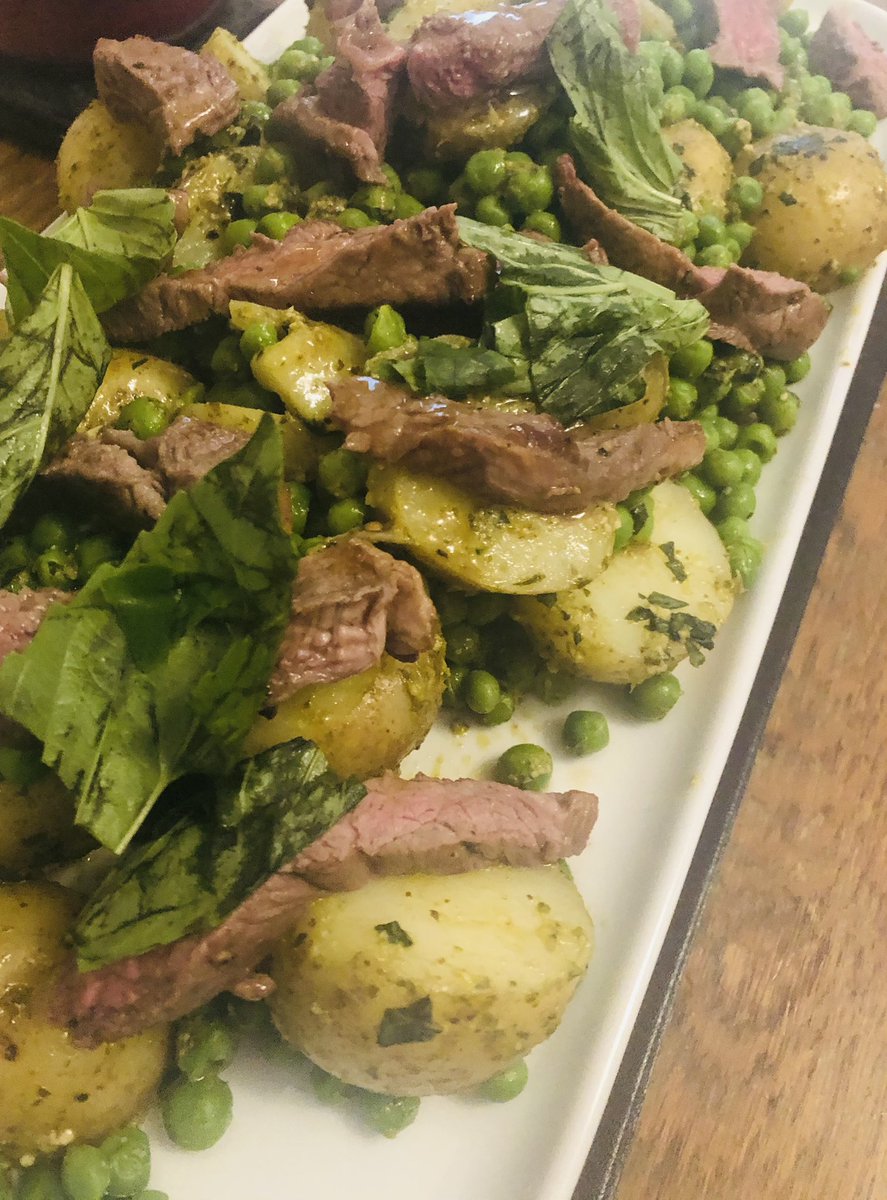Homecook1986's tweet photo. From @jamieoliver #quickandeasy #fiveingredients - pesto, lamb, peas, potatoes and Basil #sundayvibes https://t.co/OstYZqEkNM