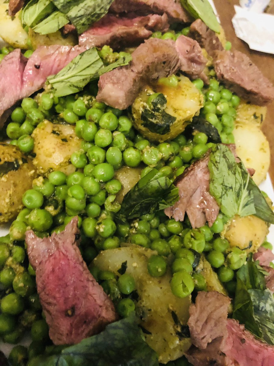Homecook1986's tweet photo. From @jamieoliver #quickandeasy #fiveingredients - pesto, lamb, peas, potatoes and Basil #sundayvibes https://t.co/OstYZqEkNM