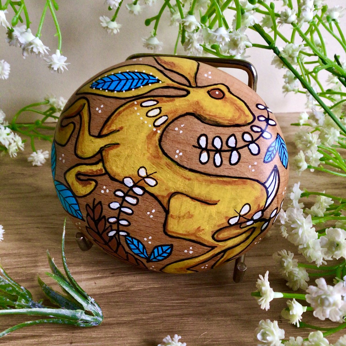 elbricrafts's tweet photo. Lovely hand painted yellow hare wooden pebble, a beautiful gift to bring a burst of colour into your home! #ukcraftershour #handmadehour #yourbizhour https://t.co/8HJxB6d9Ij https://t.co/U0sGFrjxte