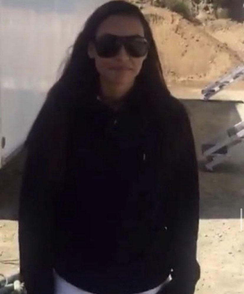 🧍🏽‍♀️