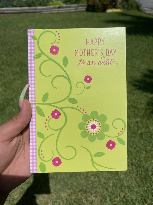 Look what my brother got my mom for Mother&rsquo;s Day, bruuh had one job. https://t.co/eEw8tm6hLd