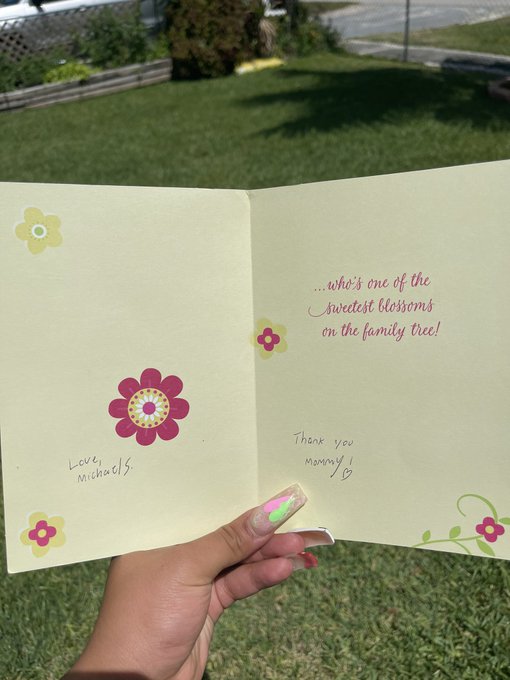 Look what my brother got my mom for Mother&rsquo;s Day, bruuh had one job. https://t.co/eEw8tm6hLd
