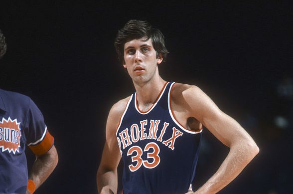 5/9/76 – Prior to the Phoenix #Suns' Game 4 WCF matchup vs the GSW, Alvan Adams was named the #NBA's 24th Rookie of the Year, the first individual Sun to win a league-wide award. Adams won 101 of 110 ballots cast. He would later lead the All-Rookie team as well. #WeAreTheValley https://t.co/jxl4kpwmUD